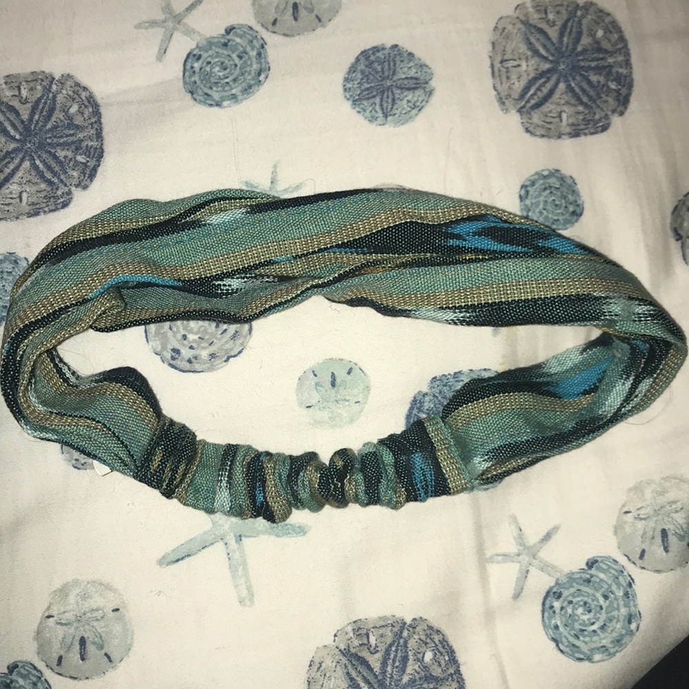 blue green headband that can expand into a mask